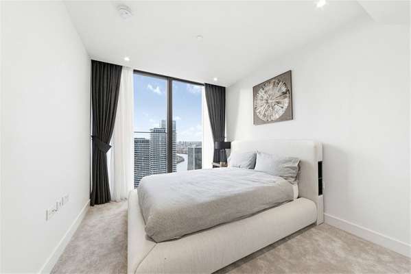 Flat South Quay Square in Greater London