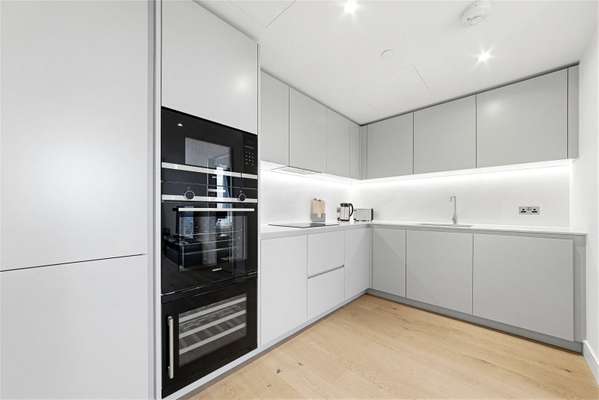 Flat South Quay Square in Greater London
