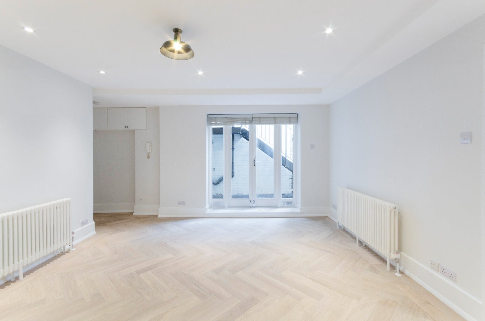 Flat Earlham Street in Greater London