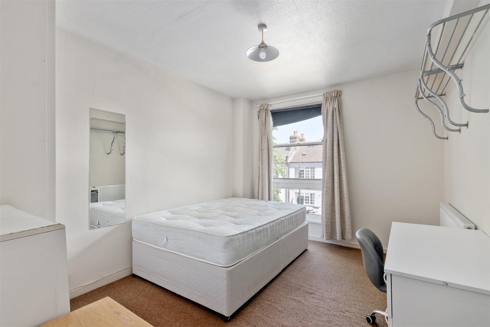 Flat Holyport Road in Greater London