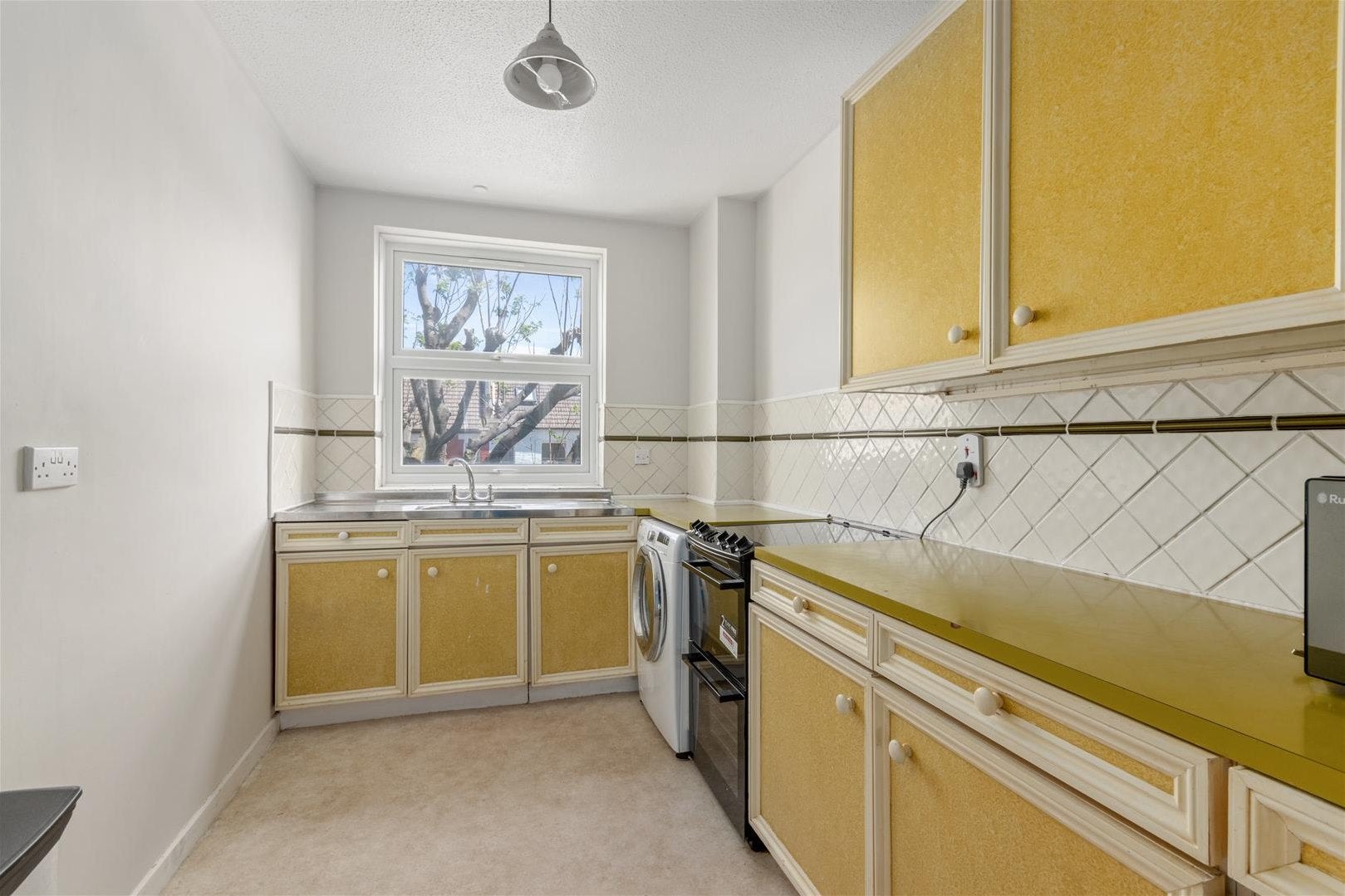 Flat Holyport Road in Greater London