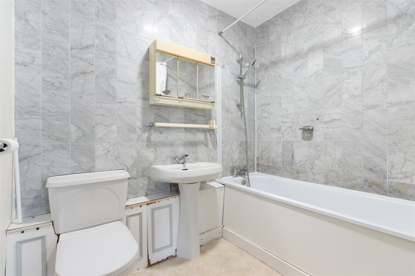 Flat Holyport Road in Greater London