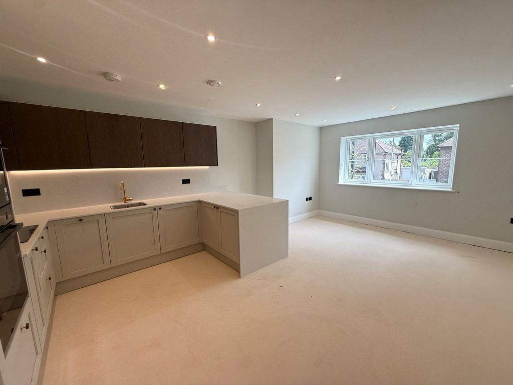 Flat Farleigh Road in Warlingham