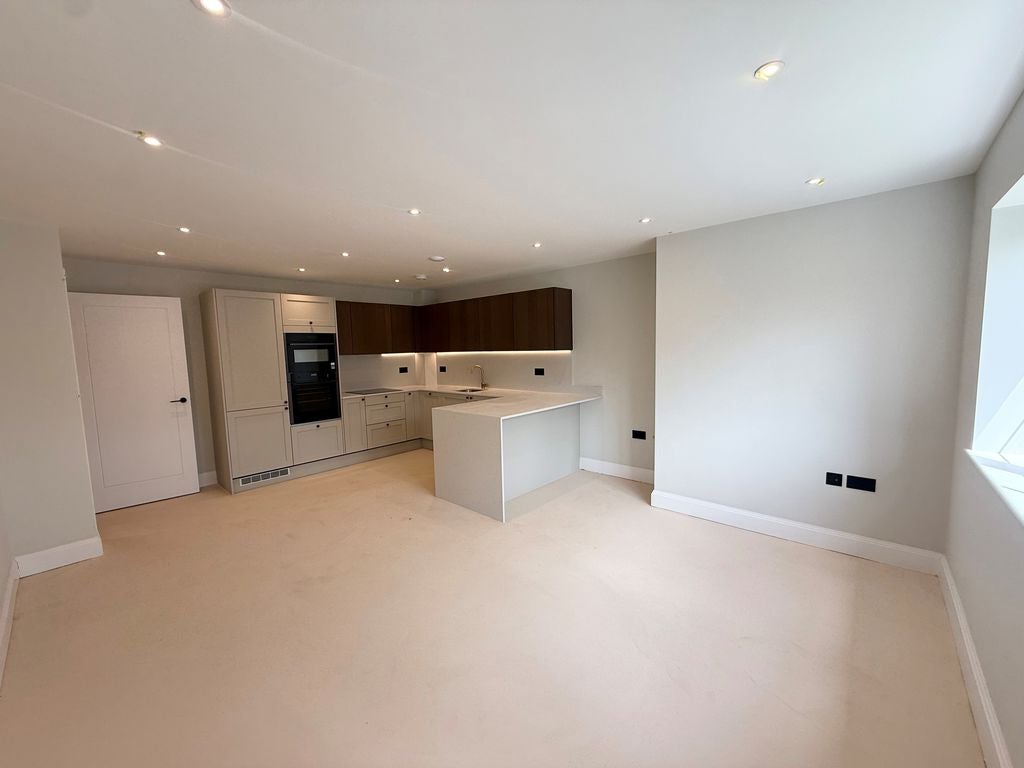 Flat Farleigh Road in Warlingham