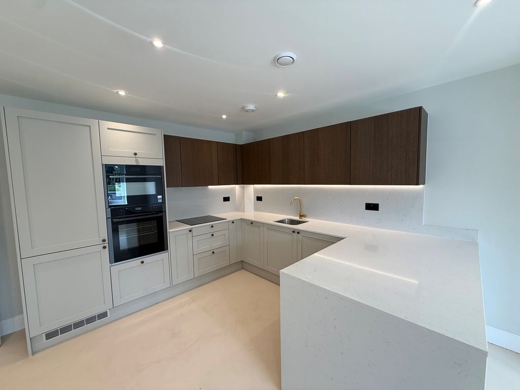 Flat Farleigh Road in Warlingham