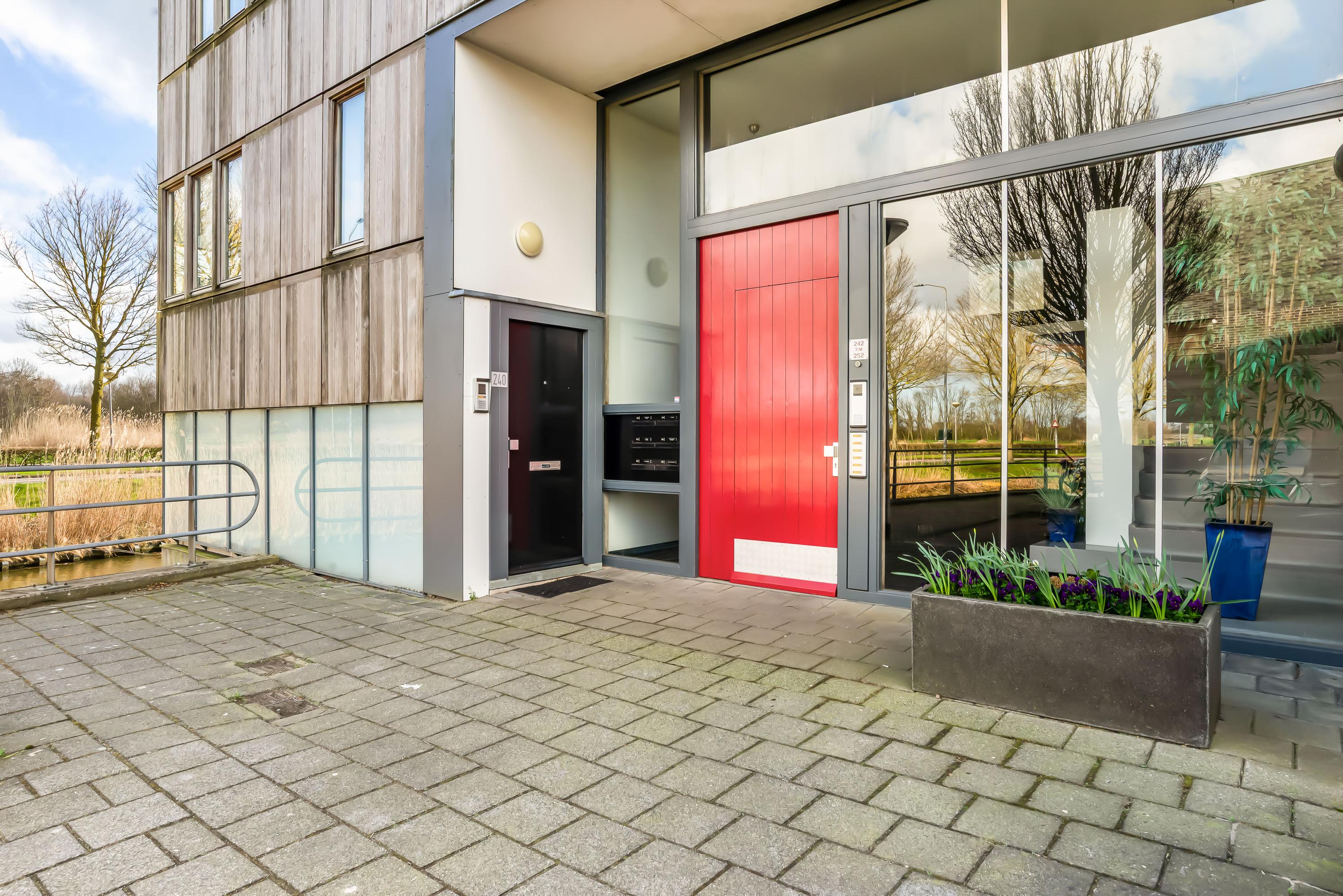 Appartement te koop: L. Springerstraat 242, Velserbroek