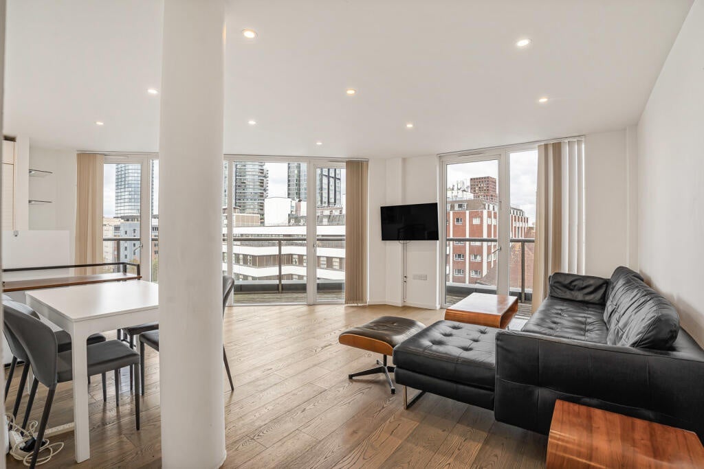 Flat Lever Street in Greater London
