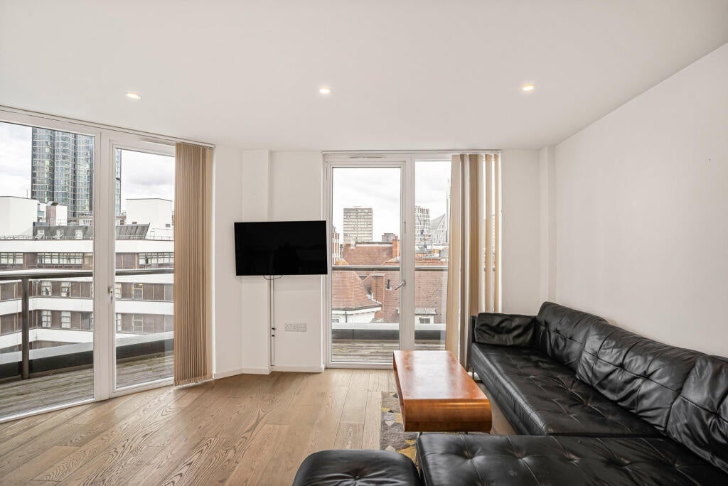 Flat Lever Street in Greater London