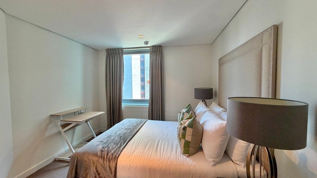 Flat Merchant Square in City of Westminster