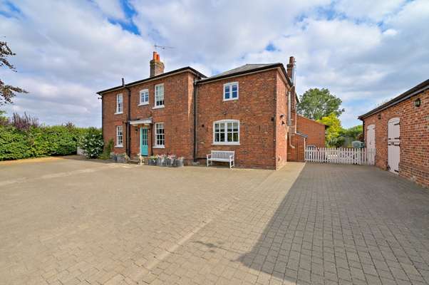 House Howe Lane in White Waltham