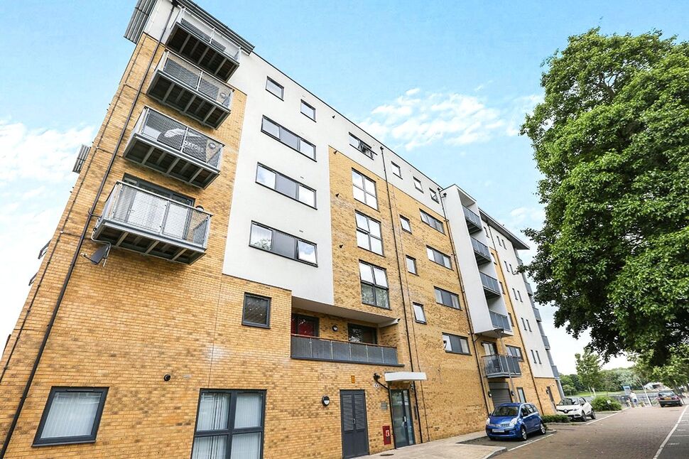 Flat Southmere Drive in Greater London