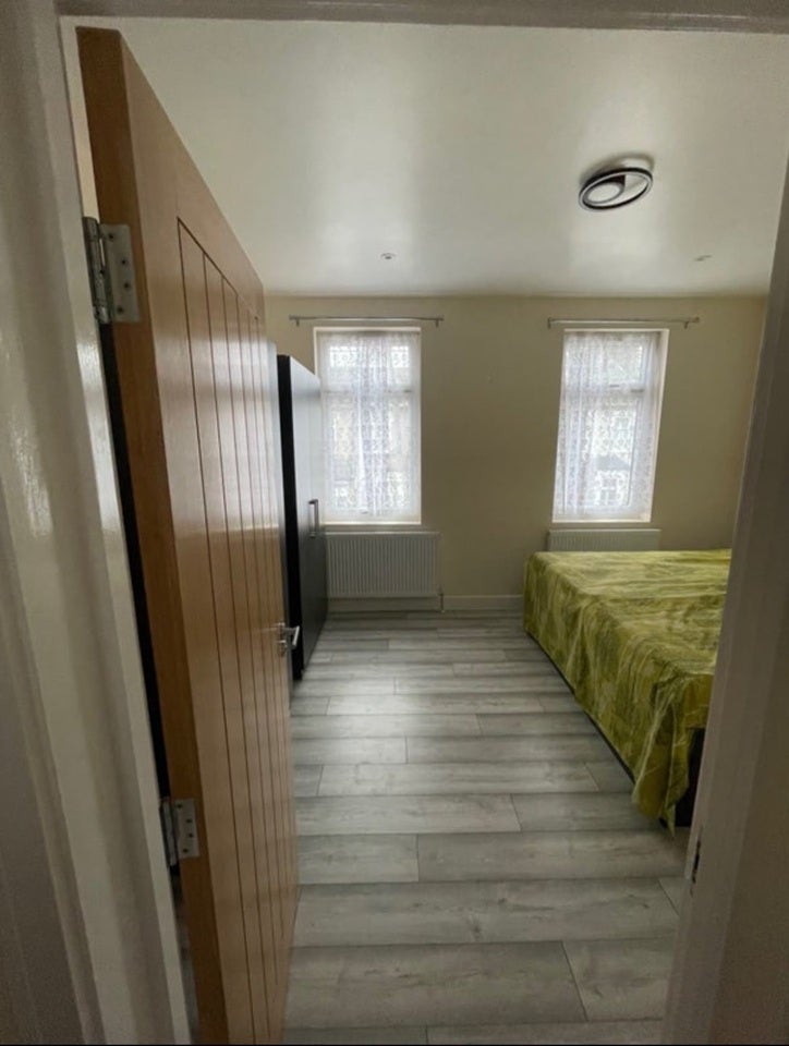 Room Hubert Road in Greater London