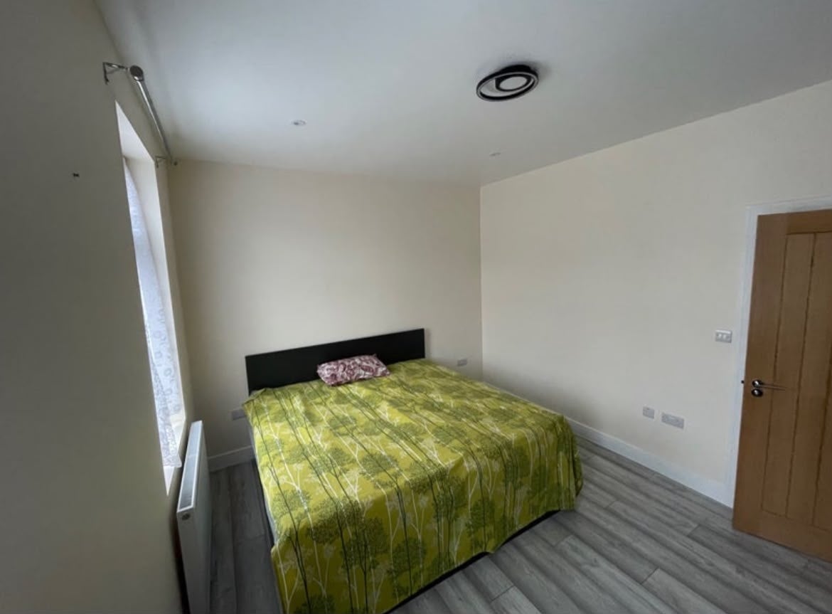 Room Hubert Road in Greater London