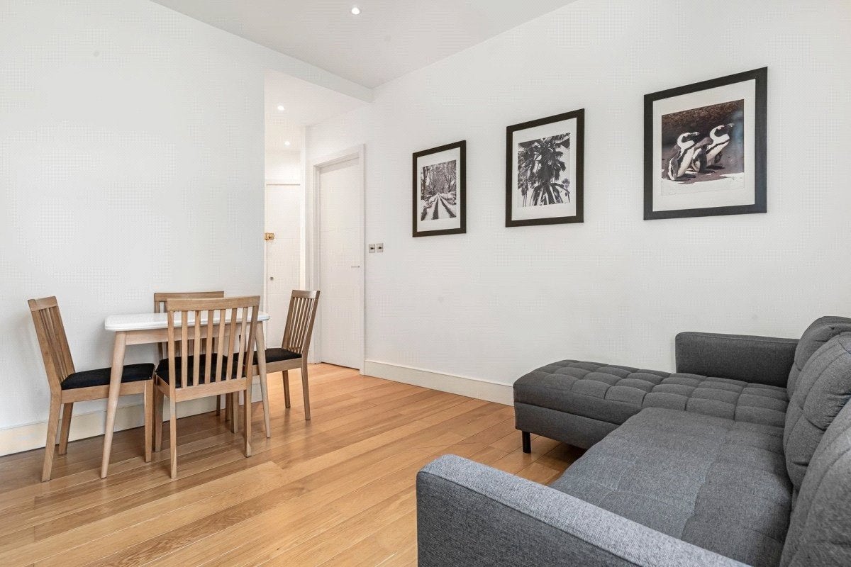 Flat Wicklow Street in Greater London