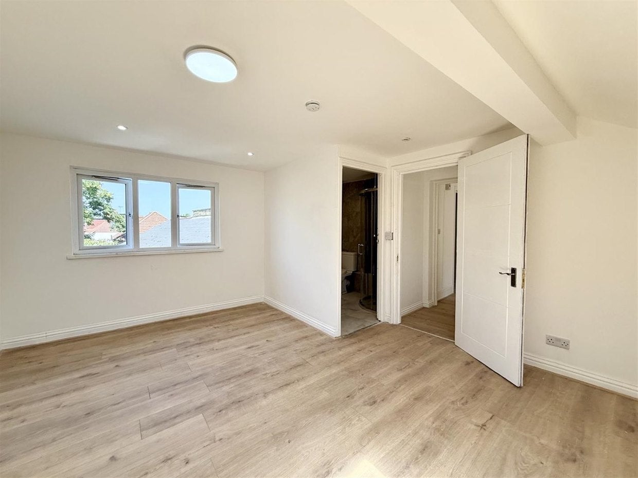 Flat London Road in Greater London