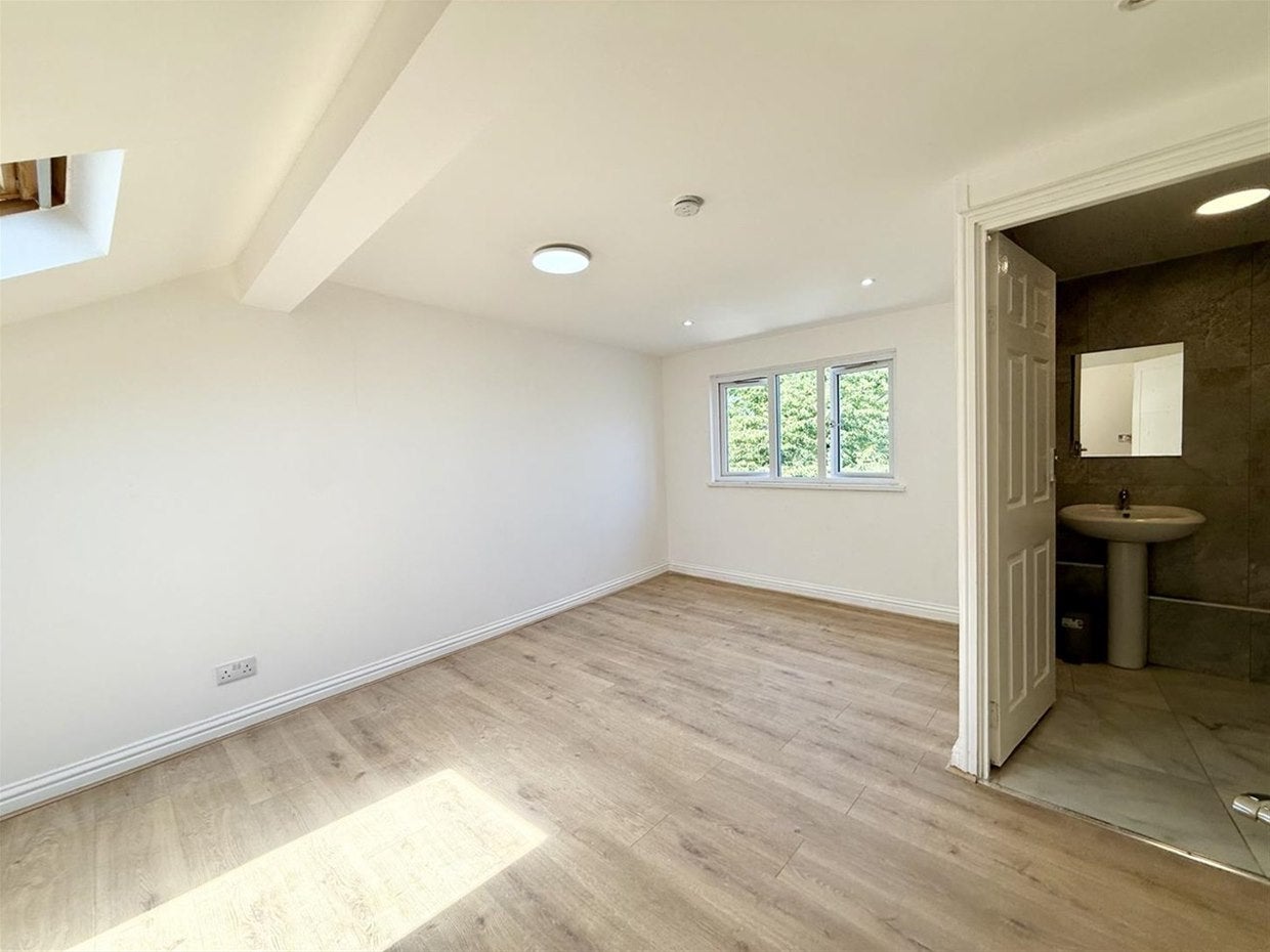 Flat London Road in Greater London