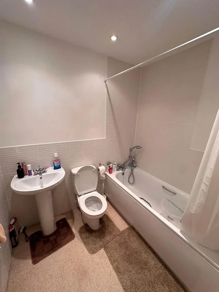 Room Wraysbury Drive in Greater London