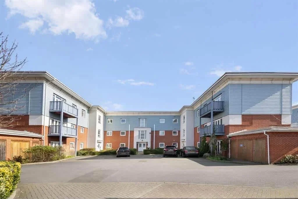 Room Wraysbury Drive in Greater London