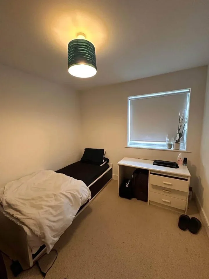 Room Wraysbury Drive in Greater London