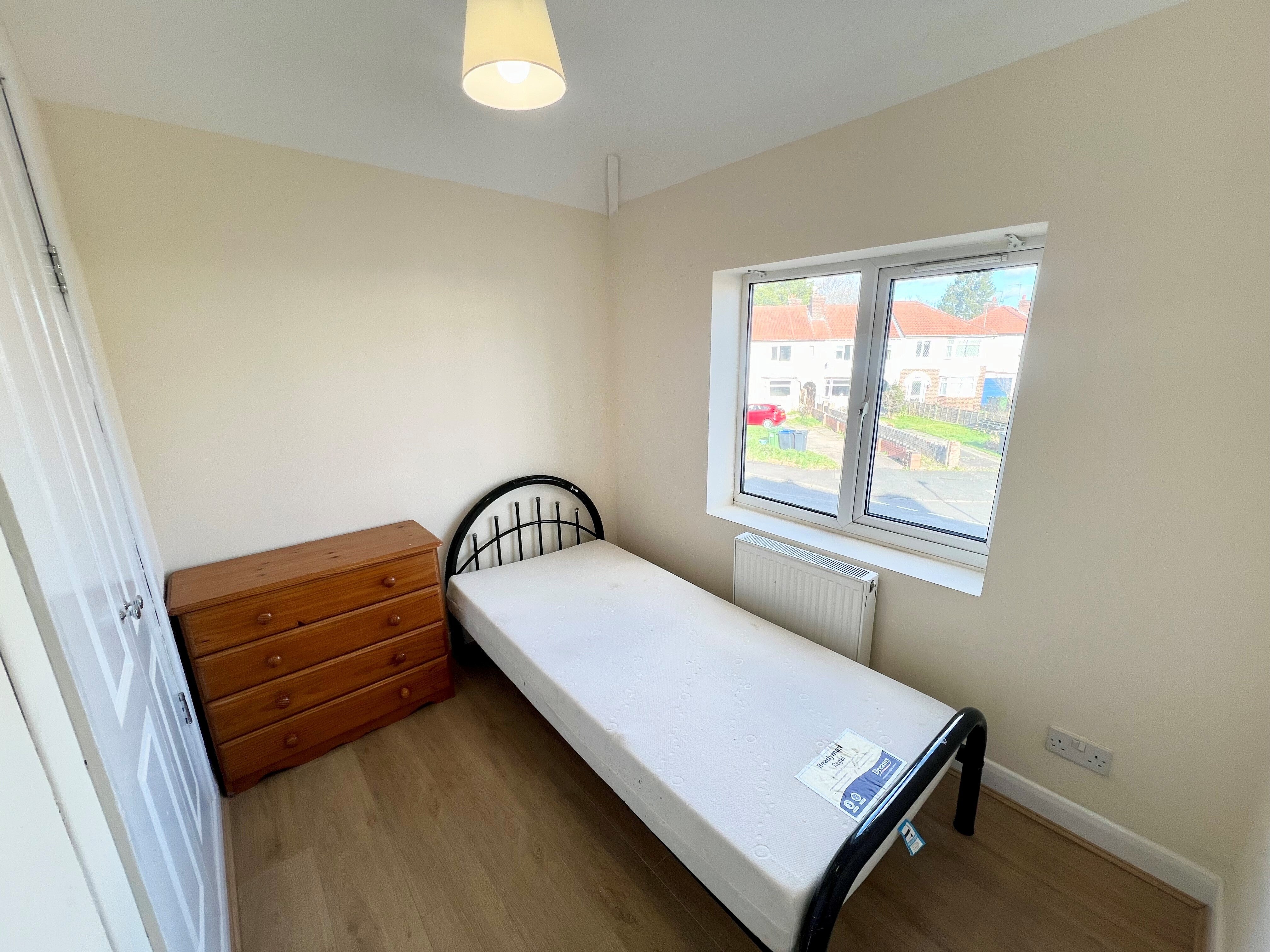 Room Lee Road in Royal Leamington Spa