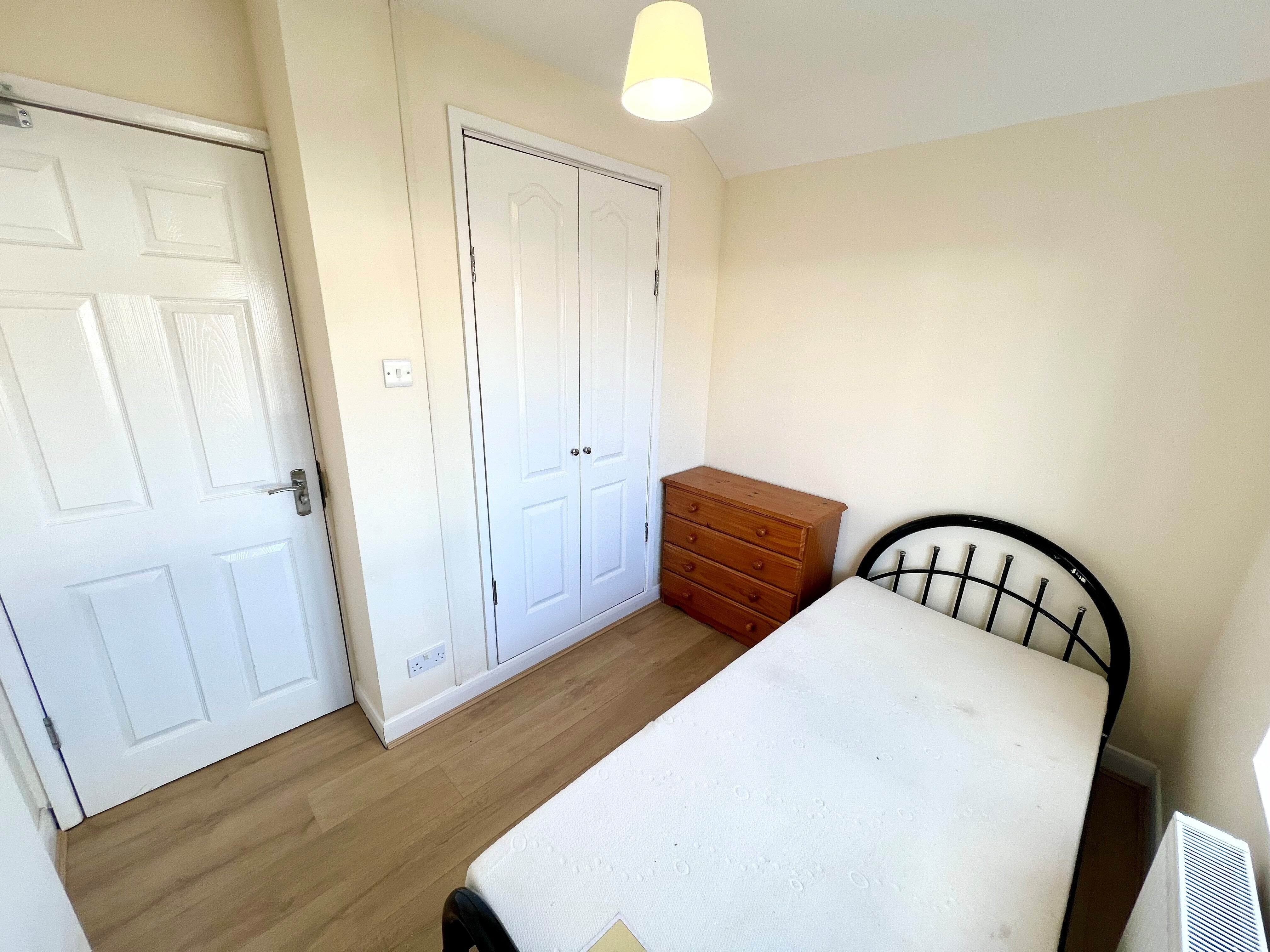 Room Lee Road in Royal Leamington Spa