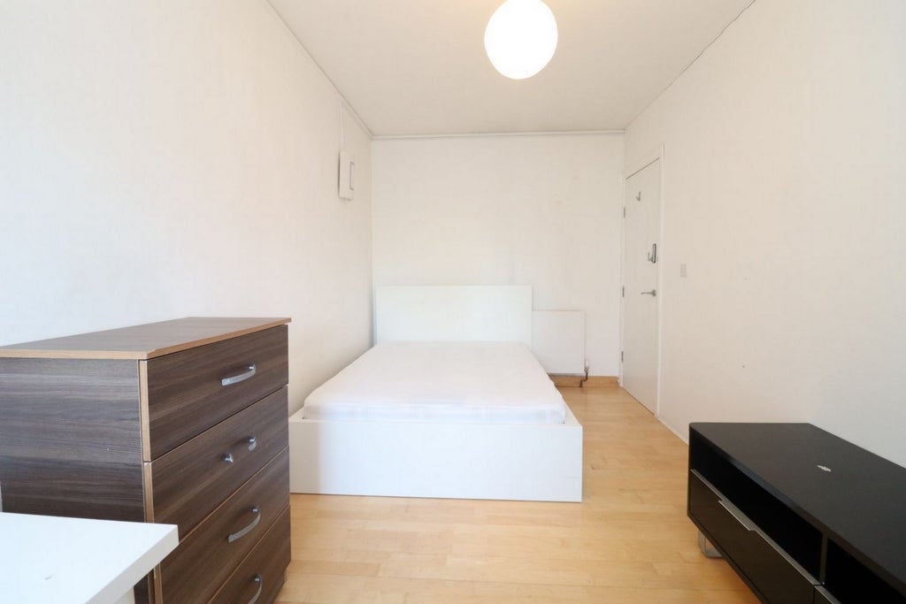 Room Globe Road in Greater London