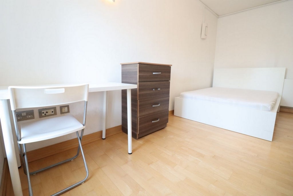 Room Globe Road in Greater London