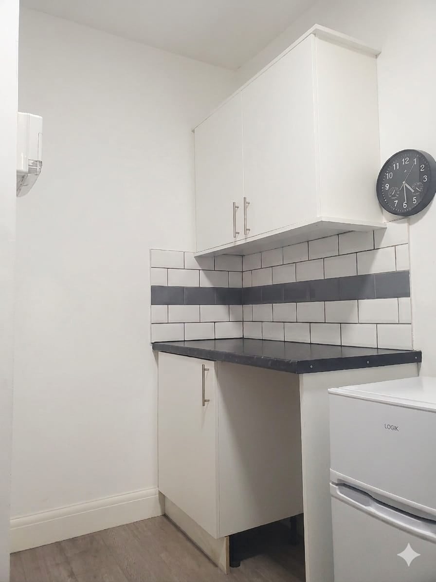 Flat Lammas Avenue in Greater London