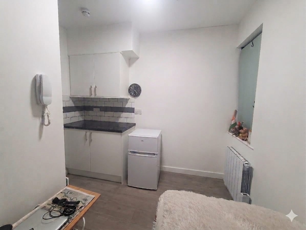 Flat Lammas Avenue in Greater London