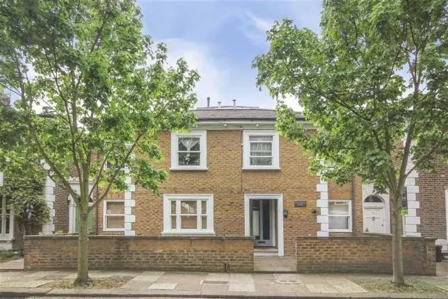 Flat Sheendale Road in Greater London