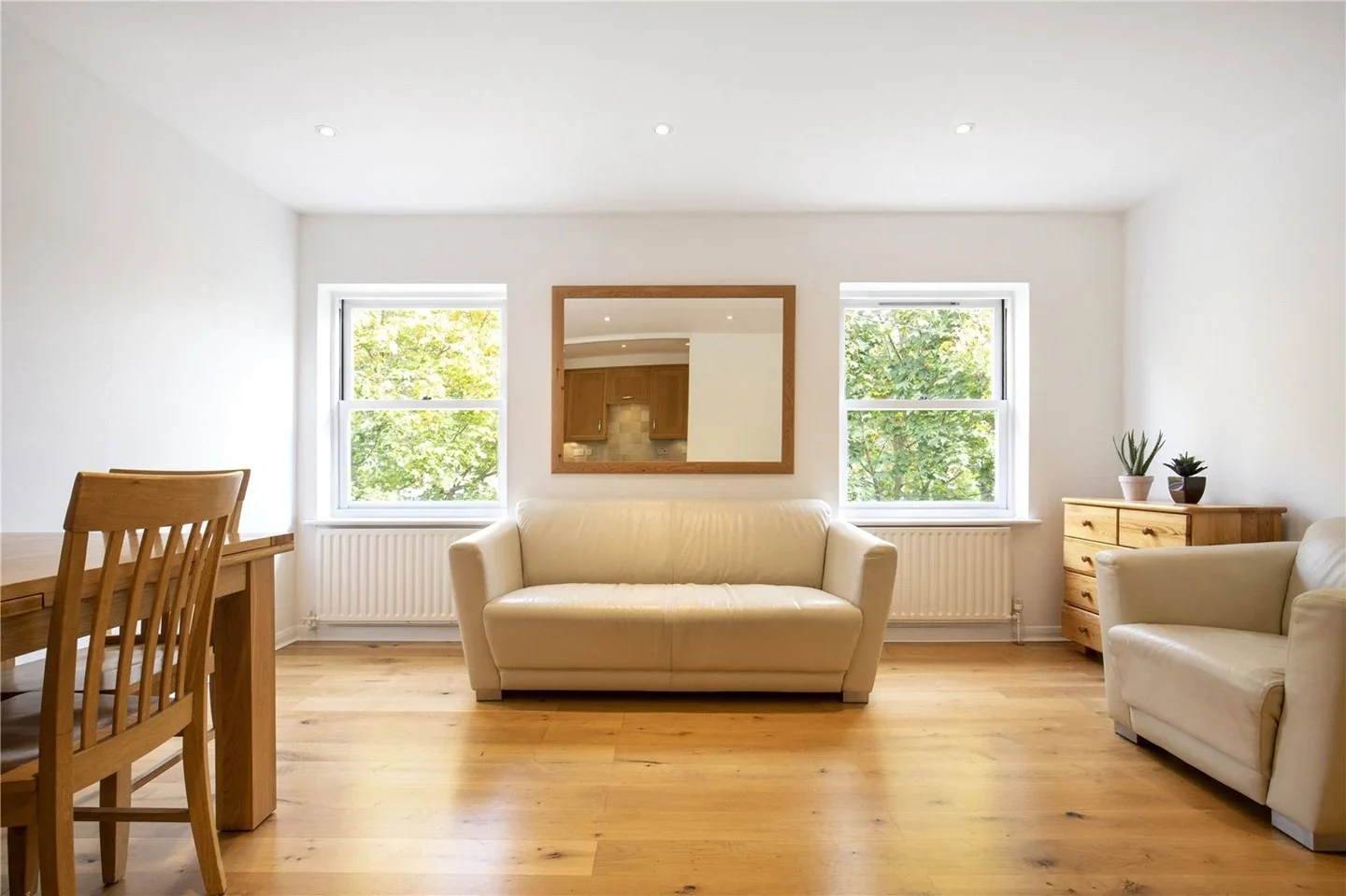 Flat Sheendale Road in Greater London