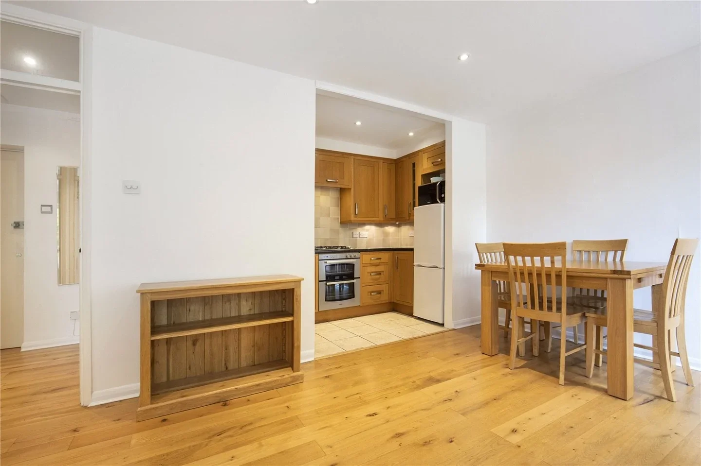 Flat Sheendale Road in Greater London