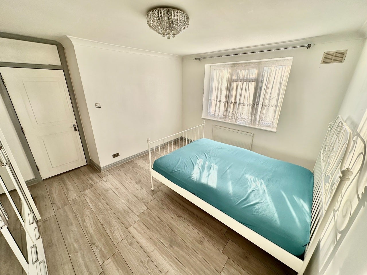 Room Longhook Gardens in Greater London