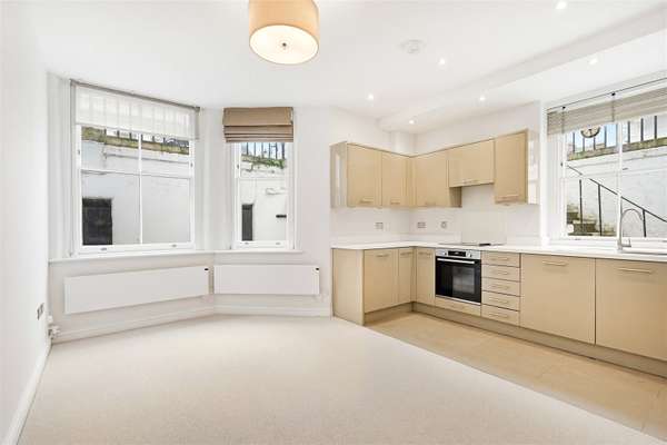 Flat Ensor Mews in Greater London