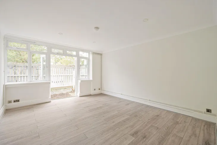 Flat Swan Street in Greater London