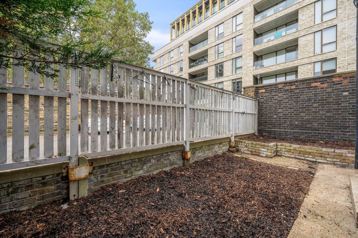 Flat Swan Street in Greater London