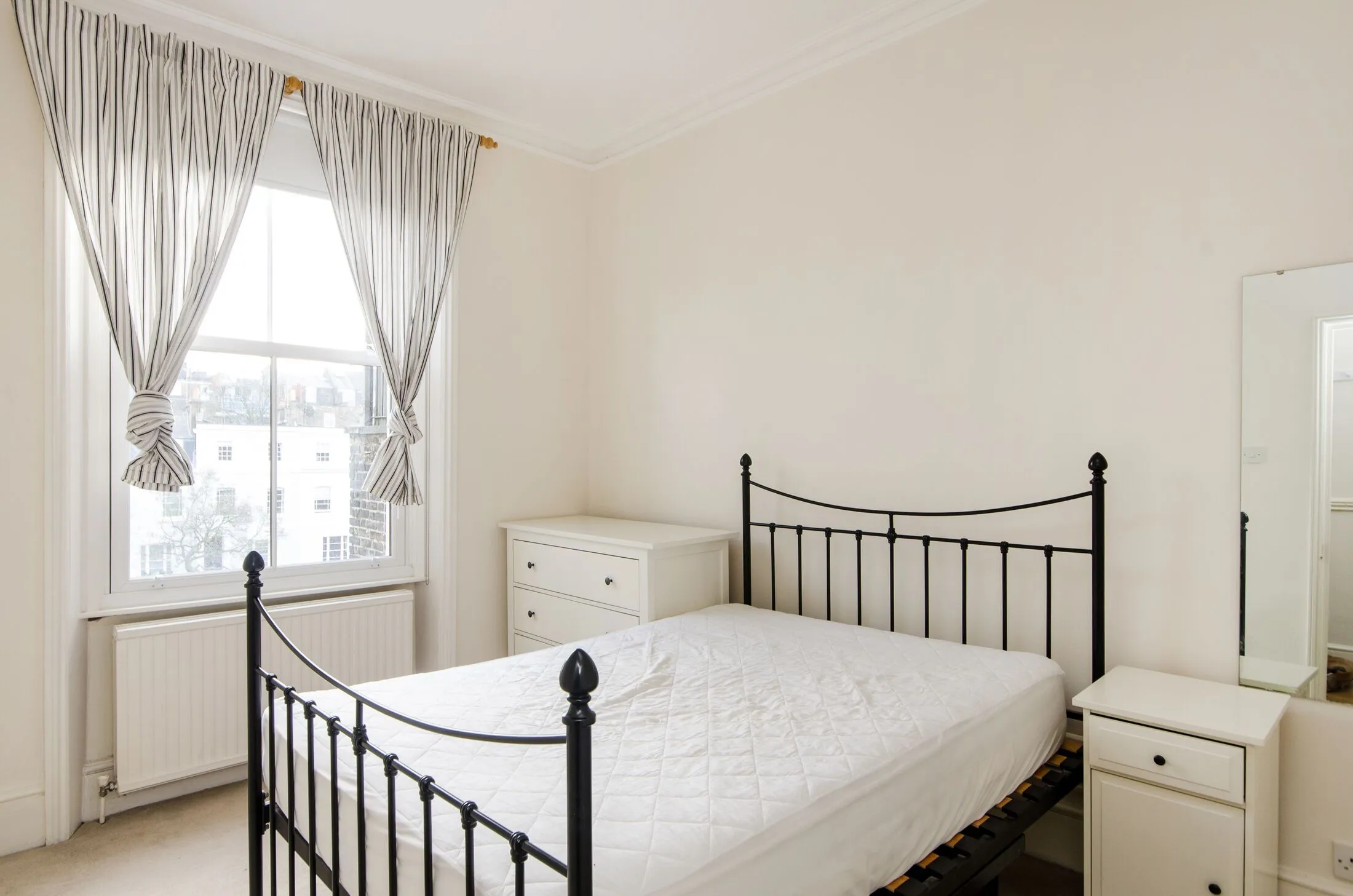 Flat Hogarth Road in Greater London