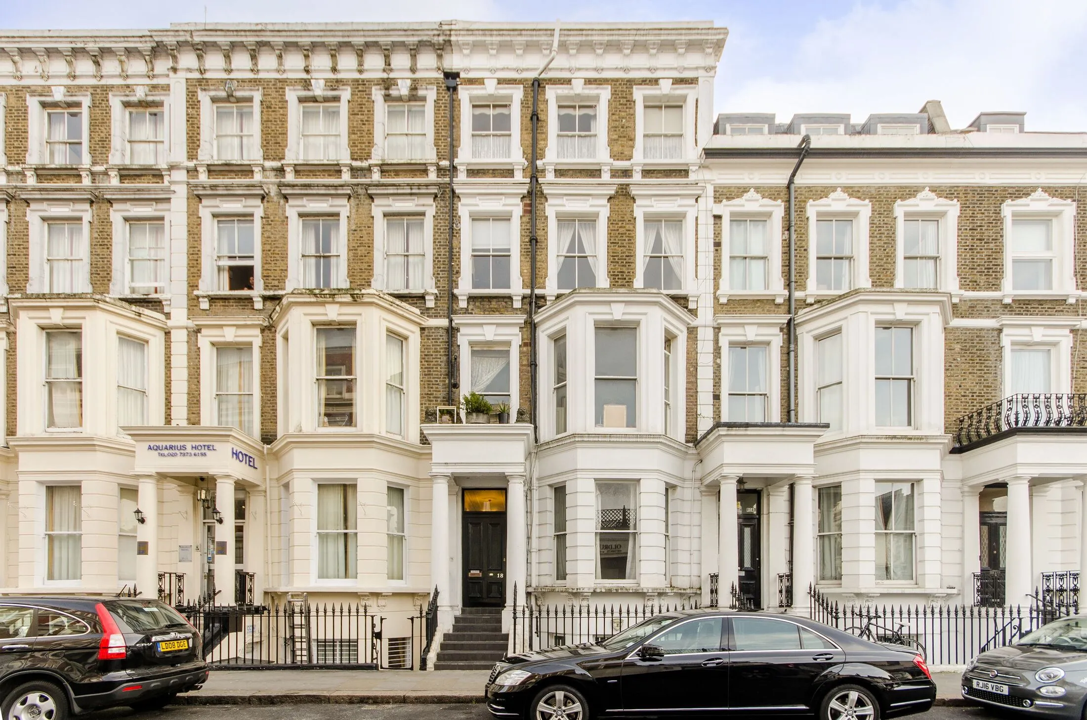 Flat Hogarth Road in Greater London