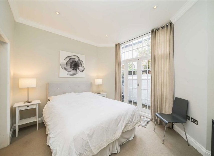 Flat Rosary Gardens in Greater London