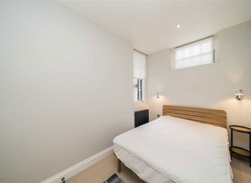 Flat Rosary Gardens in Greater London