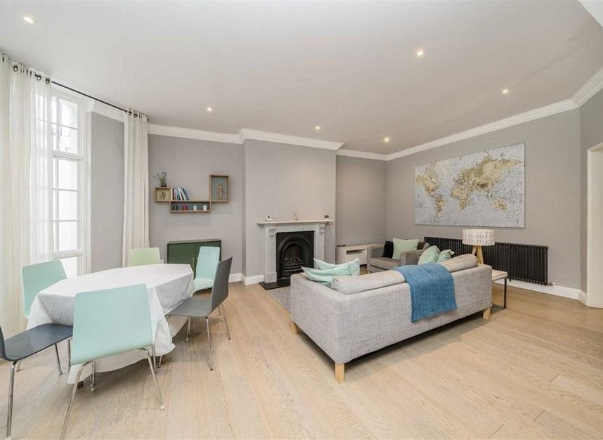Flat Rosary Gardens in Greater London