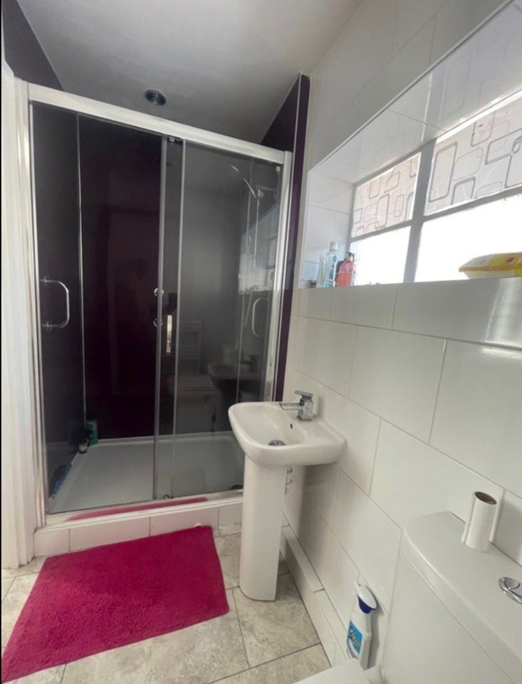 Room Sidney Avenue in Greater London