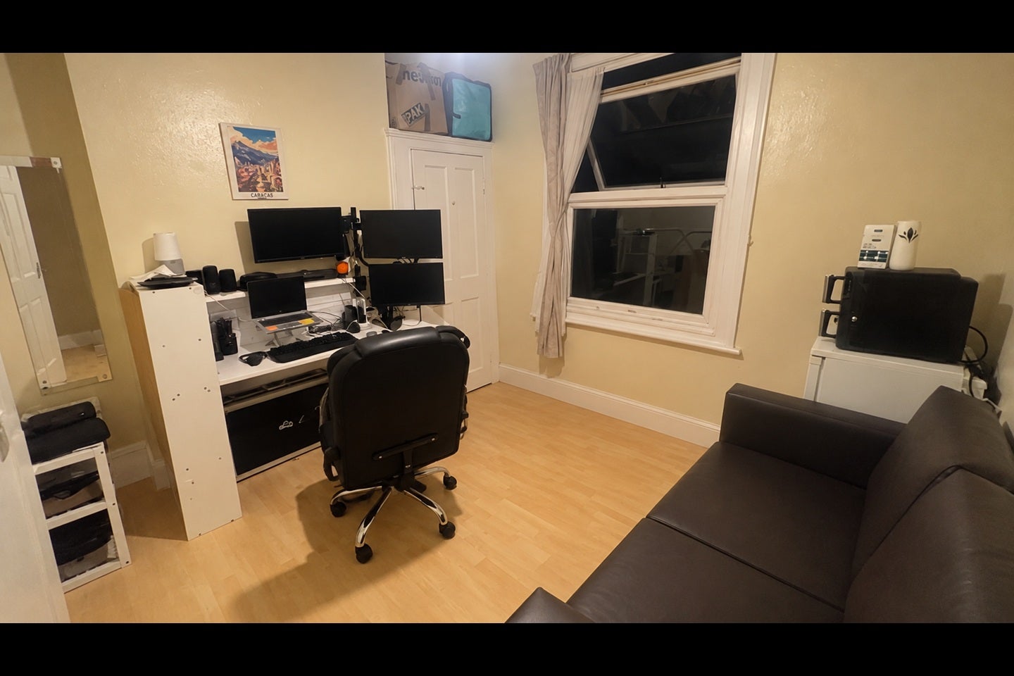 Room Sidney Avenue in Greater London