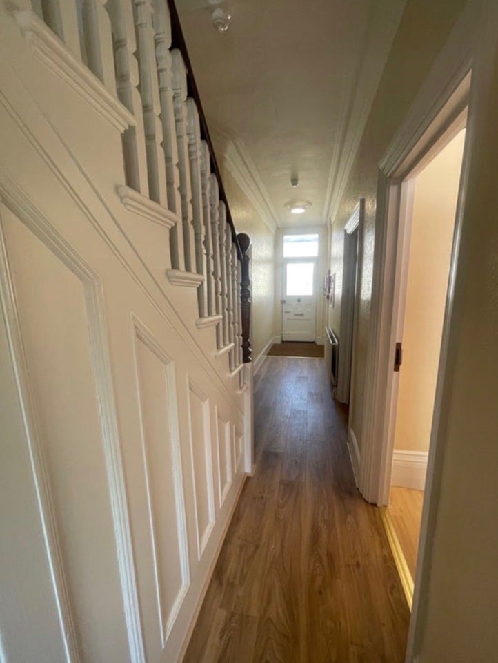 Room Sidney Avenue in Greater London