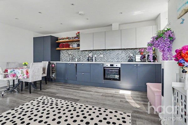 Flat Godinton Road in Ashford