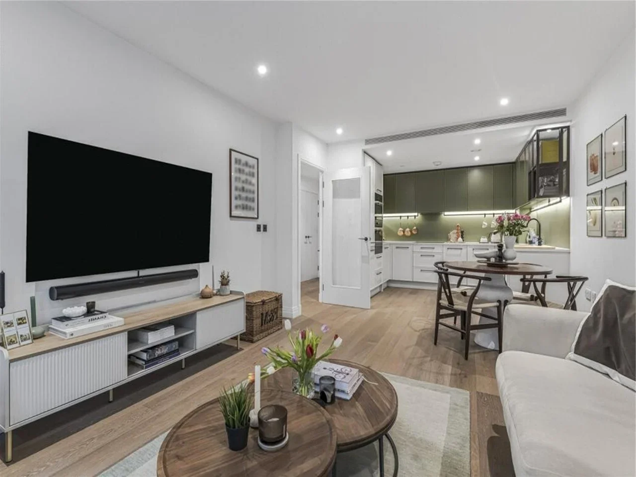 Flat Thurstan Street in Greater London