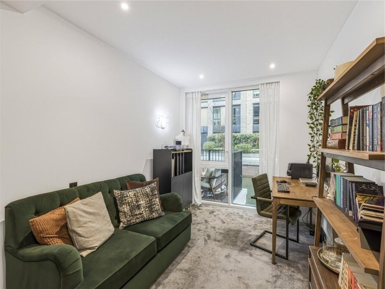 Flat Thurstan Street in Greater London
