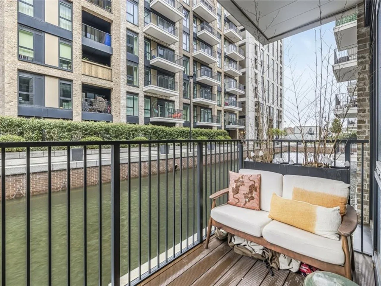 Flat Thurstan Street in Greater London