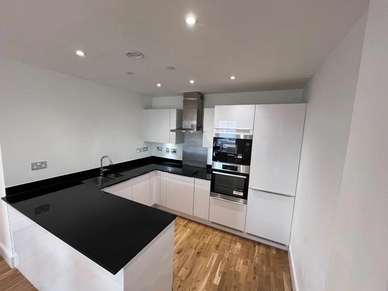 Flat Leven Road in Greater London
