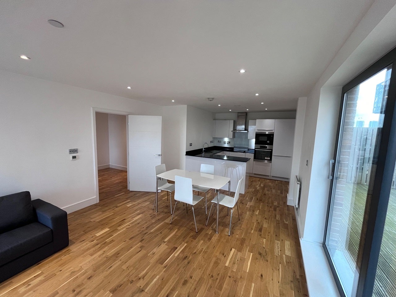 Flat Leven Road in Greater London